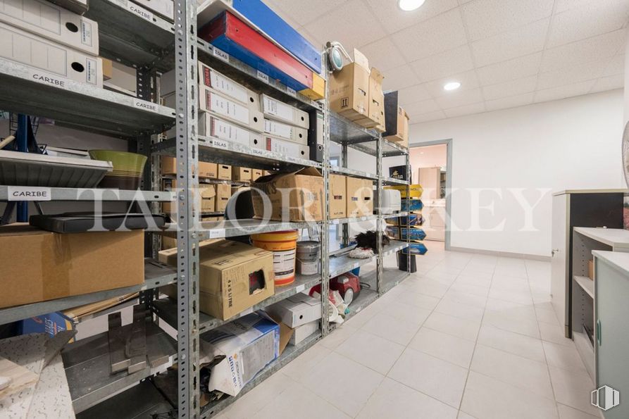 Local en venta en Calle Eras Altas, Villa de Vallecas, Madrid, 28031 con productos envasados, caja, mueble, estantería, edificio, ingeniería, estante, máquina, suelos y servicio alrededor