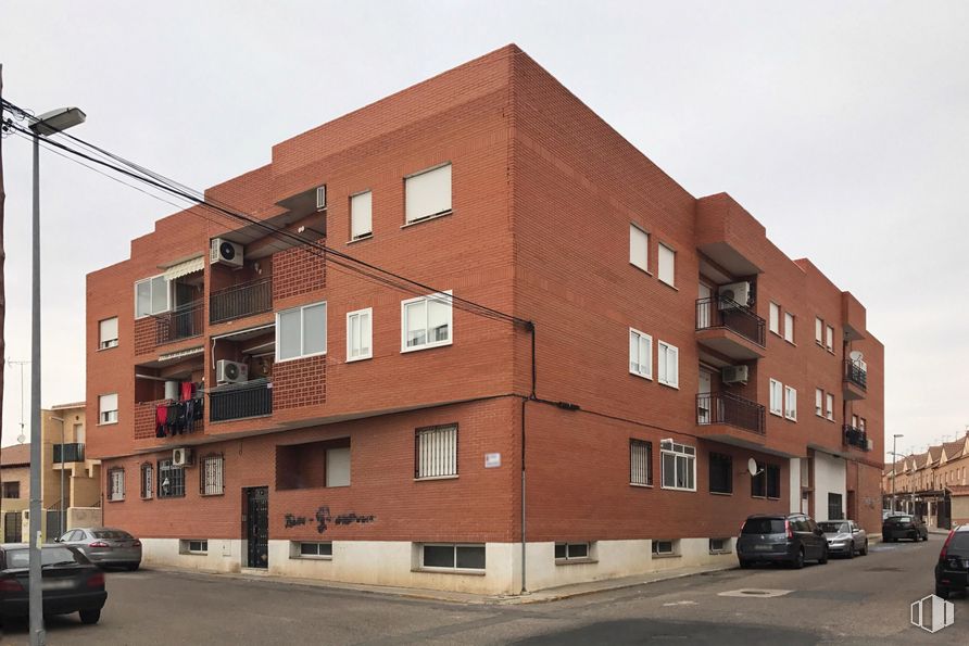 Local en alquiler y venta en Calle Don Quijote, 1, Cobeja, Toledo, 45291 con coche, edificio, propiedad, neumático, cielo, ventana, luz de la calle, rueda, ladrillo y arquitectura alrededor