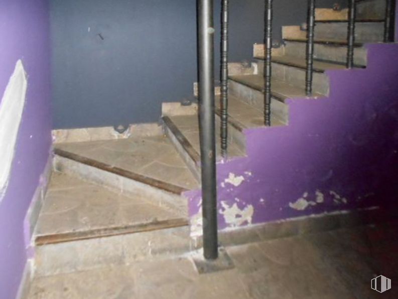 Retail for sale at Calle Virgen de Covadonga, Ávila, 05005 with stairs, purple, wood, flooring, floor, line, violet, hardwood, tints and shades and baluster around