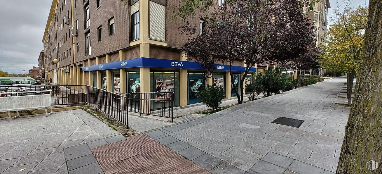 Local en alquiler y venta en Avenida Viñuelas, Tres Cantos, Madrid, 28760 con edificio, mesa de trabajo, planta de interior, planta, superficie de la carretera, árbol, diseño urbano, ventana, zona residencial y ciudad alrededor