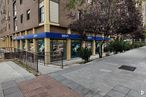 Local en alquiler y venta en Avenida Viñuelas, Tres Cantos, Madrid, 28760 con edificio, mesa de trabajo, planta de interior, planta, superficie de la carretera, árbol, diseño urbano, ventana, zona residencial y ciudad alrededor