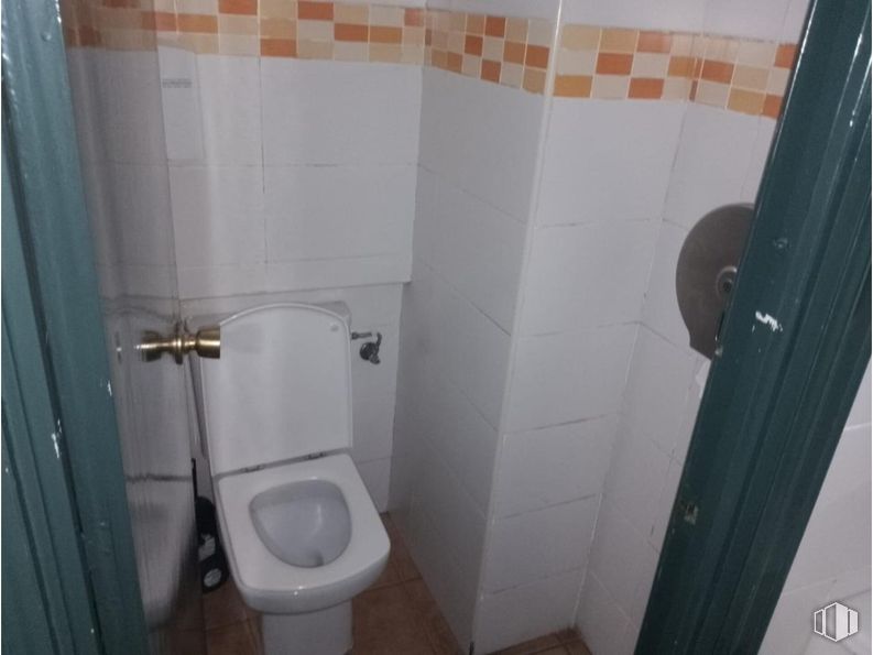 Retail for sale & for rent at Calle Colón, Cuenca, 16002 with toilet, property, toilet seat, purple, bathroom, fixture, plumbing fixture, architecture, floor and plumbing around