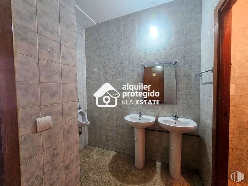 Local en alquiler en Calle Calvario, Getafe, Madrid, 28901 con fregadero, marrón, grifo, accesorios de fontanería, propiedad, edificio, cuarto de baño, interiorismo, madera y espejo alrededor