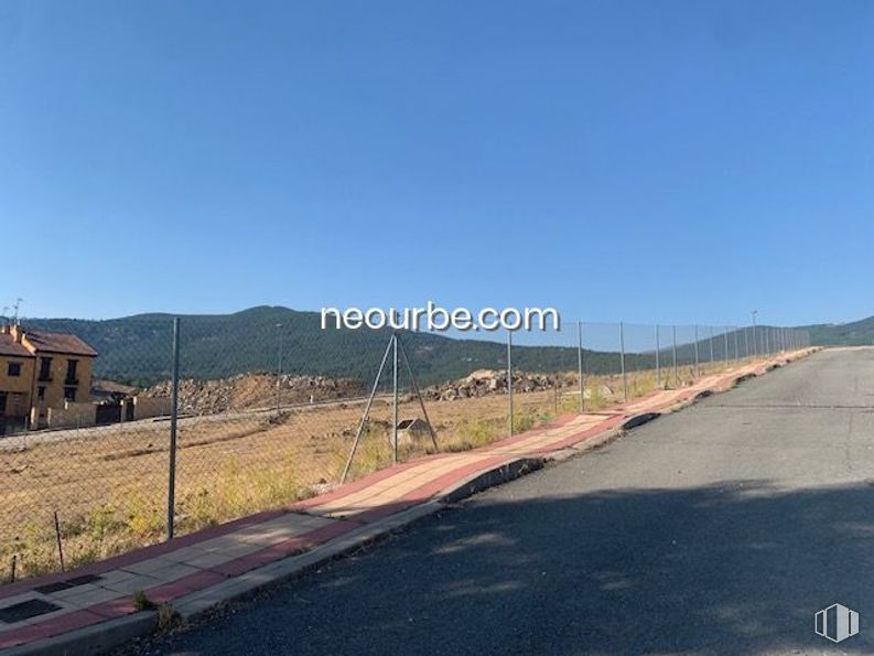 Land for sale at Calle Puente Pasil, El Tiemblo, Ávila, 05270 with house, sky, ecoregion, plant, slope, road surface, asphalt, land lot, thoroughfare and tar around