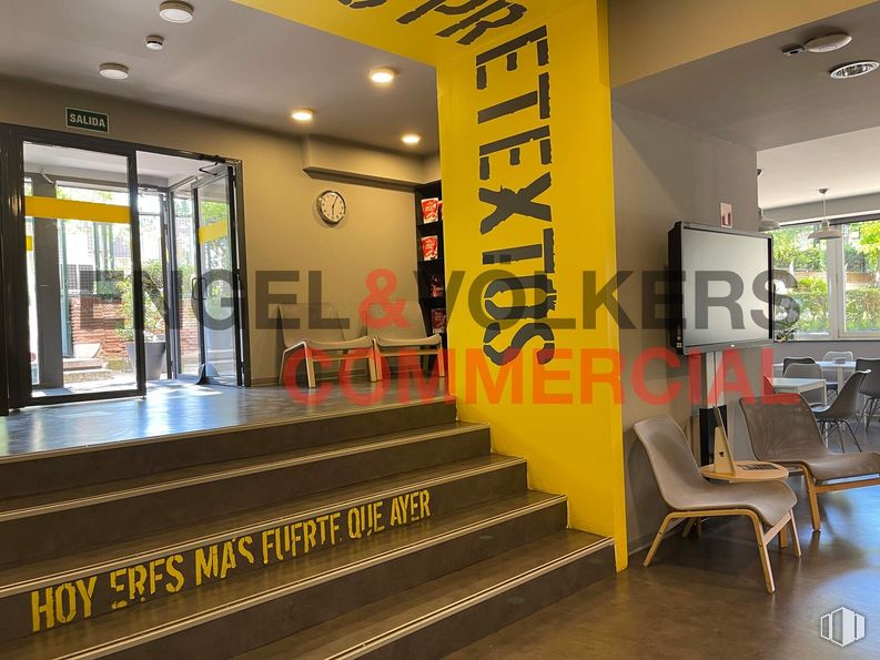 Retail for sale at Calle Velázquez, Chamartín, Madrid, 28006 with chair, furniture, plant, building, interior design, lighting, floor, flooring, wall and houseplant around