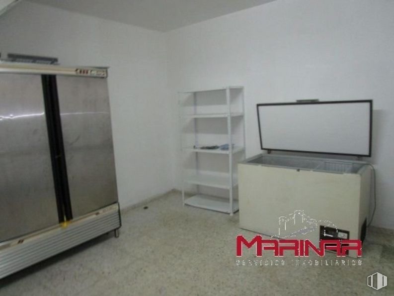 Retail for sale at Zona Nuevo Borox, Borox, Toledo, 45222 with bookcase, furniture, flooring, floor, shelving, gas, major appliance, rectangle, wood and fixture around