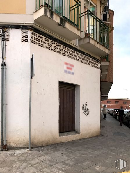 Retail for sale at Calle Alba, Talavera de la Reina, Toledo, 45600 with door, building, person, car, property, window, infrastructure, plant, sky and neighbourhood around