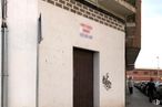 Retail for sale at Calle Alba, Talavera de la Reina, Toledo, 45600 with door, building, person, car, property, window, infrastructure, plant, sky and neighbourhood around