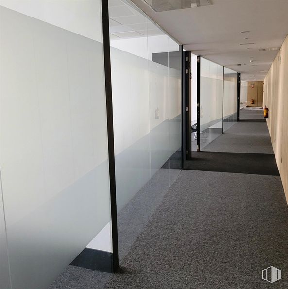 Office for sale at Calle María Tubau, Fuencarral - El Pardo, Madrid, 28049 with flooring, floor, interior design, composite material, glass, commercial building, metal, transparency, silver and daylighting around