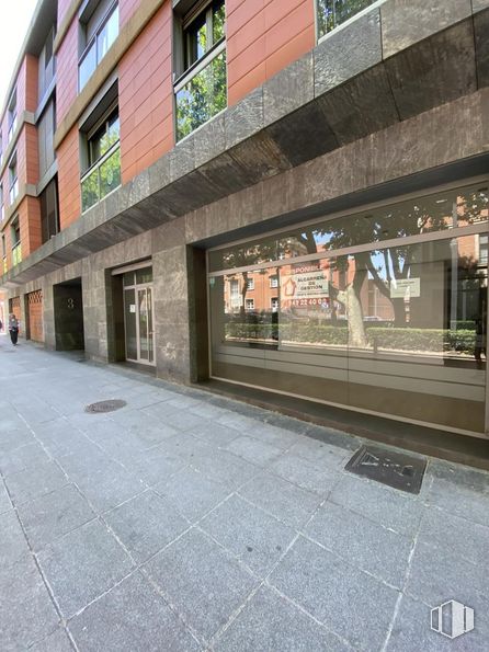 Oficina en alquiler en Paseo Doctor Fernández Iparraguirre, 3, Guadalajara, 19001 con ventana, edificio, superficie de la carretera, diseño urbano, asfalto, acera, ciudad, fachada, área metropolitana y carretera alrededor