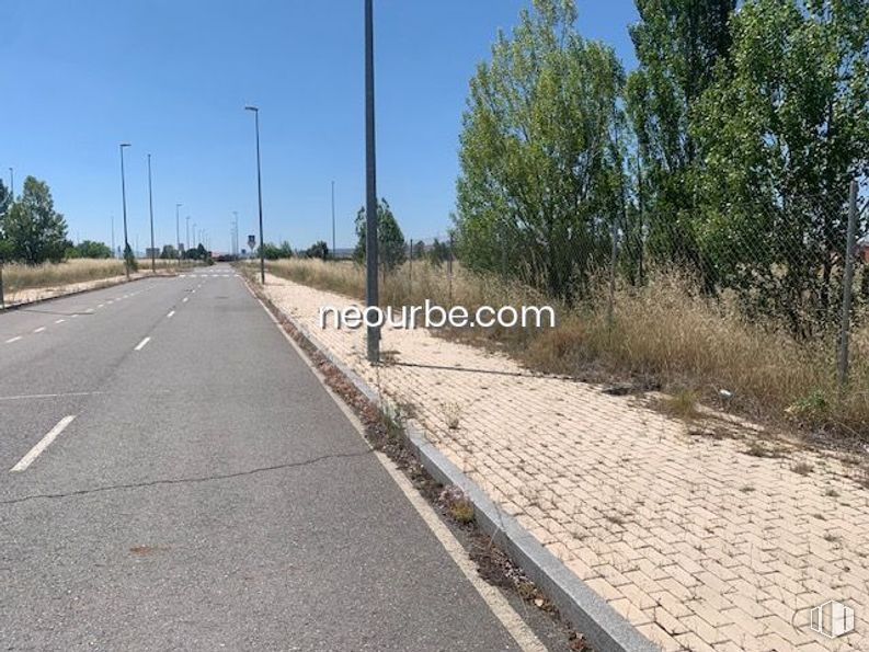 Land for sale at Calle Bartolomé de las Casas, Ávila, 05002 with sky, plant, tree, road surface, asphalt, tar, grass, thoroughfare, sidewalk and road around