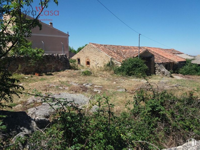 Land for sale at Zona urbana, La Losa, Segovia, 40420 with house, plant, plant community, sky, ecoregion, land lot, vegetation, grass, biome and tree around