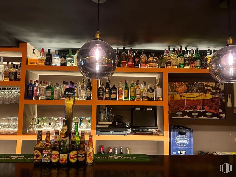 Retail for rent at Calle Huertas, Centro, Madrid, 28014 with packaged goods, lighting, shelf, barware, shelving, bottle, alcoholic beverage, building, drinking establishment and retail around