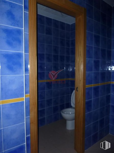 Retail for rent at Calle Fernando Zóbel, Cuenca, 16002 with toilet, bathroom, plumbing fixture, fixture, blue, purple, azure, door, building and toilet seat around