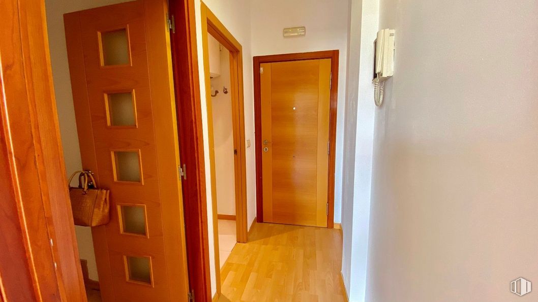 Oficina en venta en Calle Perú, Las Rozas de Madrid, Madrid, 28290 con puerta, alumbrado, bolsa, bolso, edificio, accesorio, madera, ámbar, pintura y piso alrededor