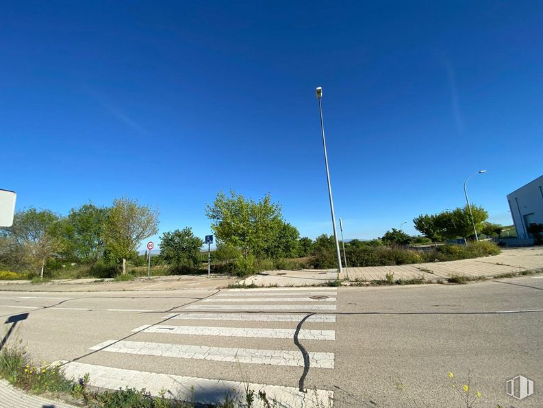 Suelo en venta en Calle Hierro, Chiloeches, Guadalajara, 19160 con cielo, planta, superficie de la carretera, árbol, asfalto, luz de la calle, carretera, paisaje, hierba y diseño urbano alrededor