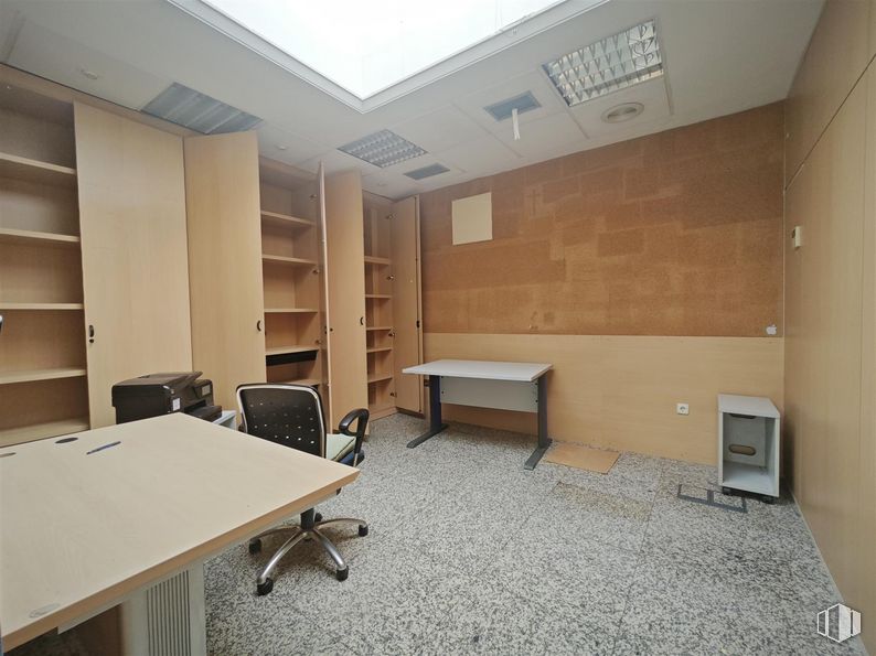 Retail for rent at Calle Mieses, 5, Majadahonda, Madrid, 28220 with desk, chair, table, furniture, building, interior design, flooring, floor, office chair and wood around