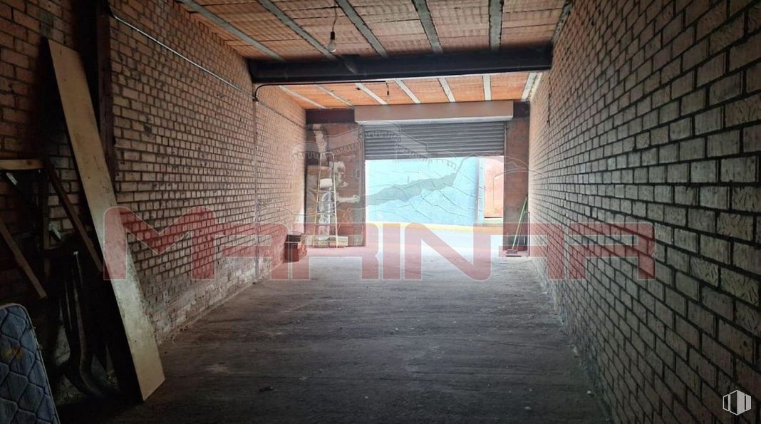 Retail for sale at Zona centro, Illescas, Toledo, 40195 with wood, brickwork, brick, floor, flooring, road surface, city, concrete, building material and symmetry around