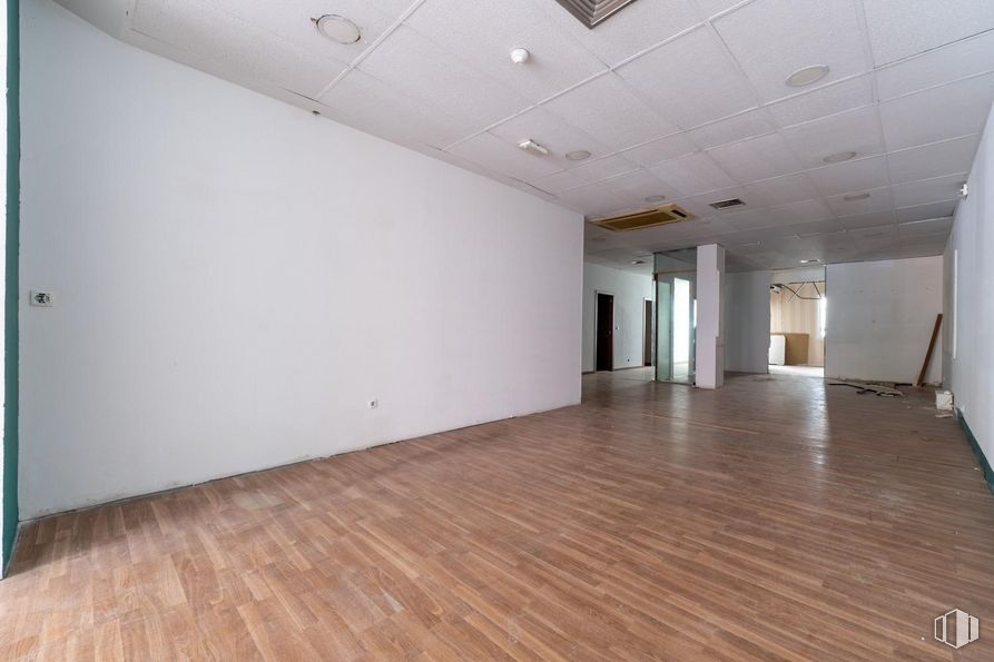 Local en alquiler y venta en Calle Emilio Ferrari, Ciudad Lineal, Madrid, 28017 con propiedad, madera, accesorio, hall, suelos, suelo, suelo laminado, madera dura, material de construcción y edificio alrededor