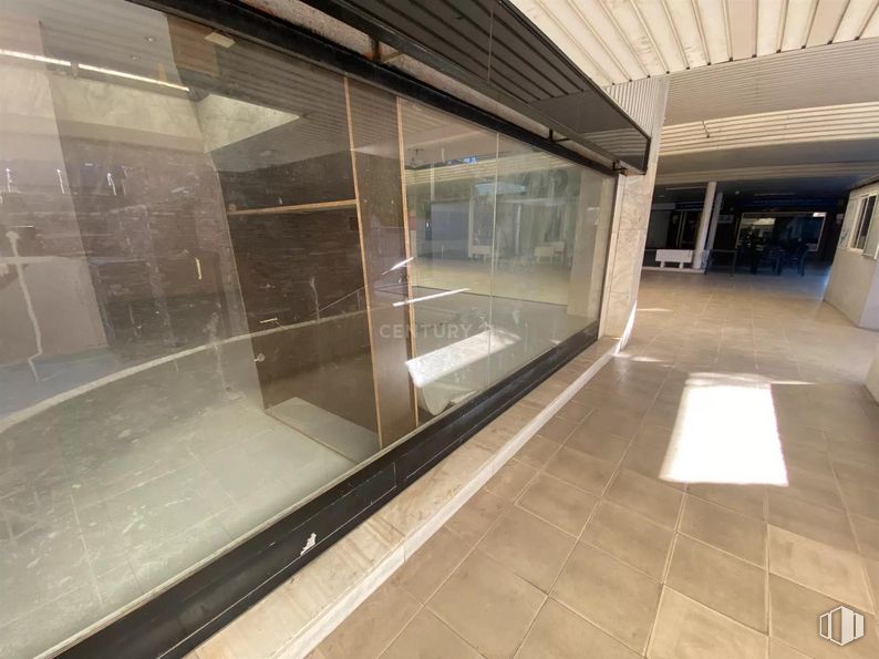 Retail for sale & for rent at Calle Cañadilla, Las Rozas de Madrid, Madrid, 28230 with building, door, fixture, interior design, flooring, window, floor, shade, glass and composite material around