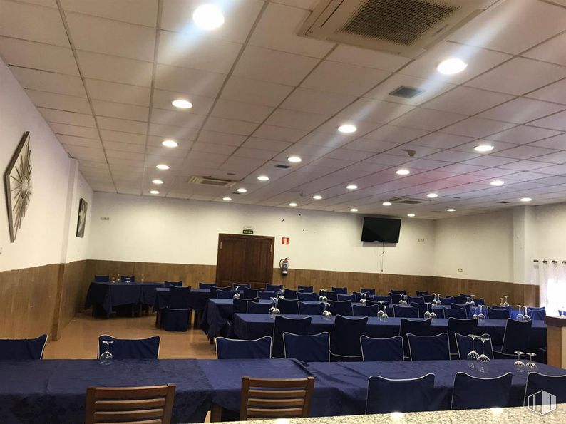 Local en alquiler y venta en Polígono Industrial Gestesa, Loeches, Madrid, 28890 con proyector lcd, alumbrado, interiorismo, silla, hall, techo, evento, salón de actos, sala de conferencias y pantalla de proyección alrededor