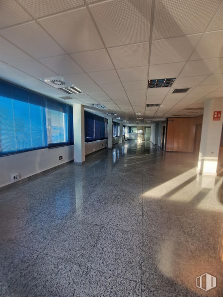 Oficina en alquiler en Zona El Pinar - Punta Galea, Las Rozas de Madrid, Madrid, 28230 con accesorio, interiorismo, suelos, suelo, vidrio, techo, hall, evento, azul eléctrico y ciudad alrededor