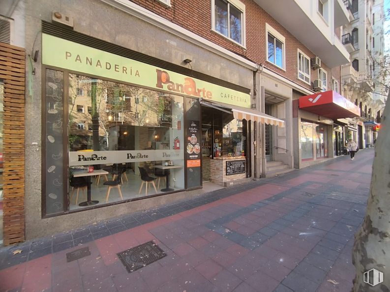 Local en alquiler en Paseo Delicias, 68, Arganzuela, Madrid, 28045 con ventana, puerta, uso mixto, edificio comercial, restaurante, toldo, venta al por menor, vidrio, acera y sombra alrededor