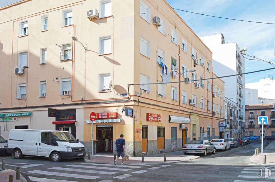 Local en venta en Calle Ambrosio Vallejo, Tetuán, Madrid, 28039 con camioneta, edificio, coche, vehículo terrestre, rueda, cielo, ventana, vehículo, neumático y infraestructura alrededor