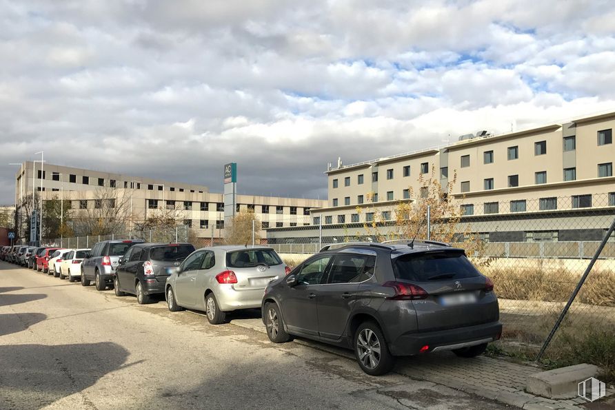 Suelo en alquiler y venta en Zona Corredor del Henares, San Blas - Canillejas, Madrid, 28022 con coche, neumático, rueda, edificio, luz de estacionamiento, coche familiar, aparcamiento, aparcamiento, vehículo de lujo y retrovisor de automóvil alrededor