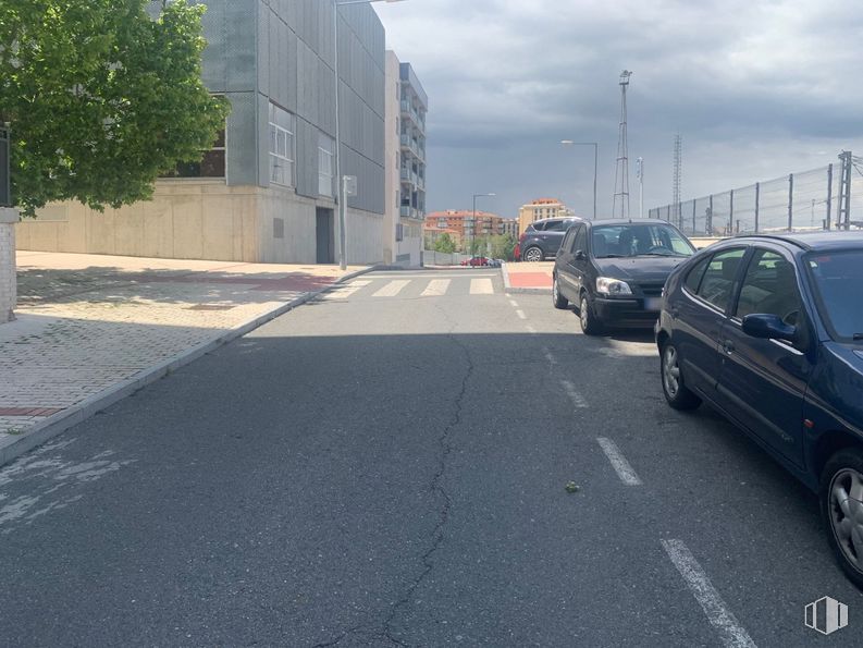 Retail for sale at Calle Banderas de Castilla, 11, Ávila, 05001 with car, wheel, tire, automotive parking light, vehicle, cloud, vehicle registration plate, sky, road surface and asphalt around