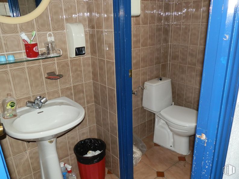 Nave en venta en Zona industrial Coslada, Coslada, Madrid, 28820 con fregadero, inodoro, espejo, accesorio de plomería, propiedad, azul, púrpura, lavabo de baño, baño y grifo alrededor