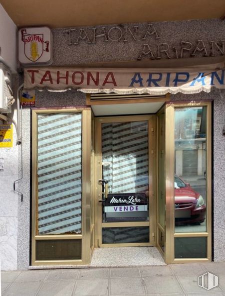 Retail for sale at Calle Potosí, Toledo, 45004 with door, fixture, wood, font, facade, vehicle, signage, retail, screen door and building around