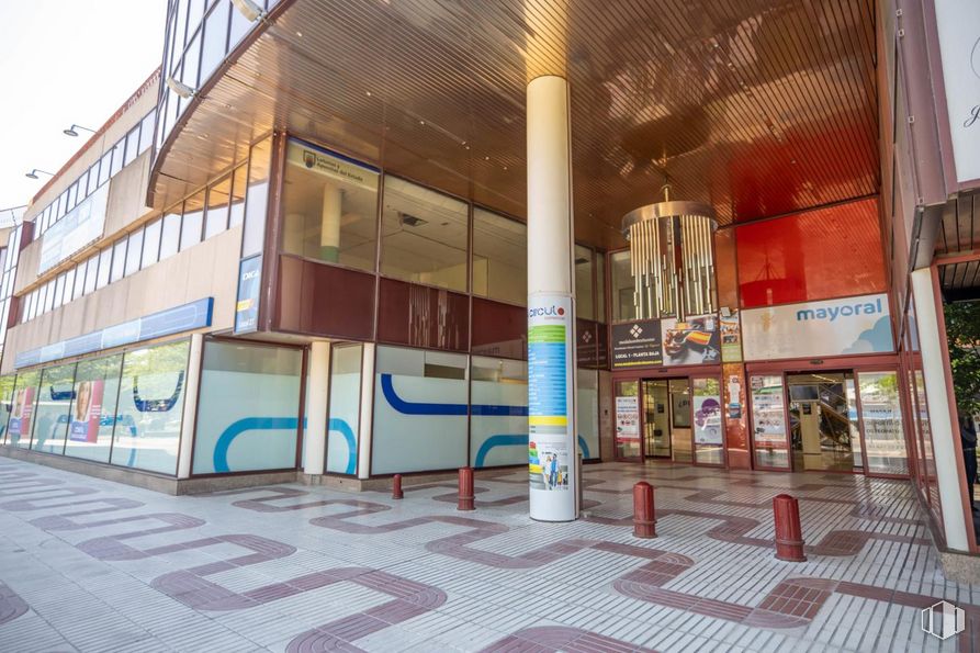 Local en venta en Avenida Constitución, 90, Torrejón de Ardoz, Madrid, 28850 con edificio, diseño urbano, espacio público, suelos, ventana, ciudad, área metropolitana, fachada, ocio y zona urbana alrededor