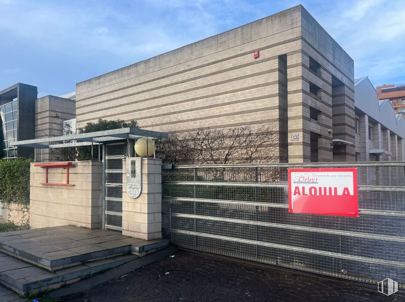 Industrial for rent at Calle Fundición, Rivas-Vaciamadrid, Madrid, 28529 with composite material, urban design, commercial building, headquarters, corporate headquarters, brutalist architecture and high-rise building around