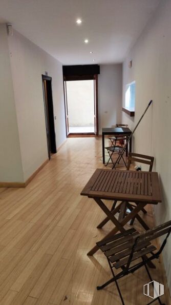 Retail for rent at Calle Escritorios, Alcalá de Henares, Madrid, 28801 with chair, table, wood, interior design, fixture, floor, flooring, wood stain, laminate flooring and hall around