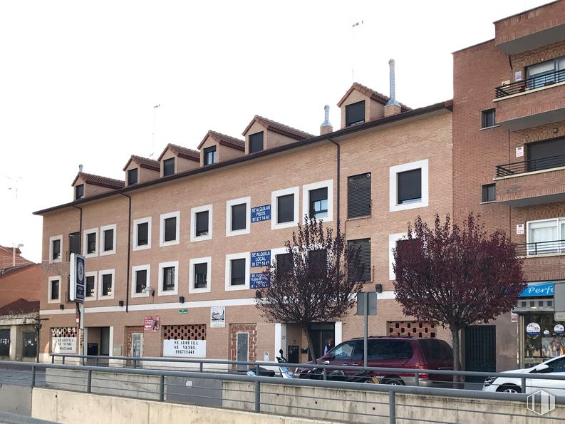 Local en alquiler y venta en Calle Gonzalo de Córdoba, 23 – 25 , San Fernando de Henares, Madrid, 28830 con coche, edificio, ventana, cielo, rueda, diseño urbano, arquitectura, vehículo, neumático y condominio alrededor