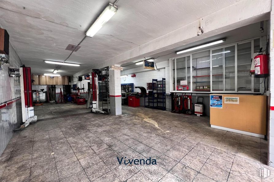 Local en venta en Zona Azorín, Móstoles, Madrid, 28935 con lámpara, alumbrado, edificio, interiorismo, accesorio, suelo, suelos, neumático, gas y diseño automovilístico alrededor