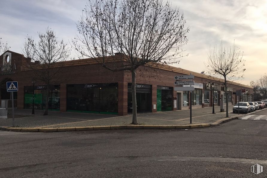 Local en alquiler y venta en Avenida España, 4, Villanueva de la Torre, Guadalajara, 19209 con edificio, nube, cielo, superficie de carretera, asfalto, árbol, planta, área residencial, tintes y matices y vehículo alrededor