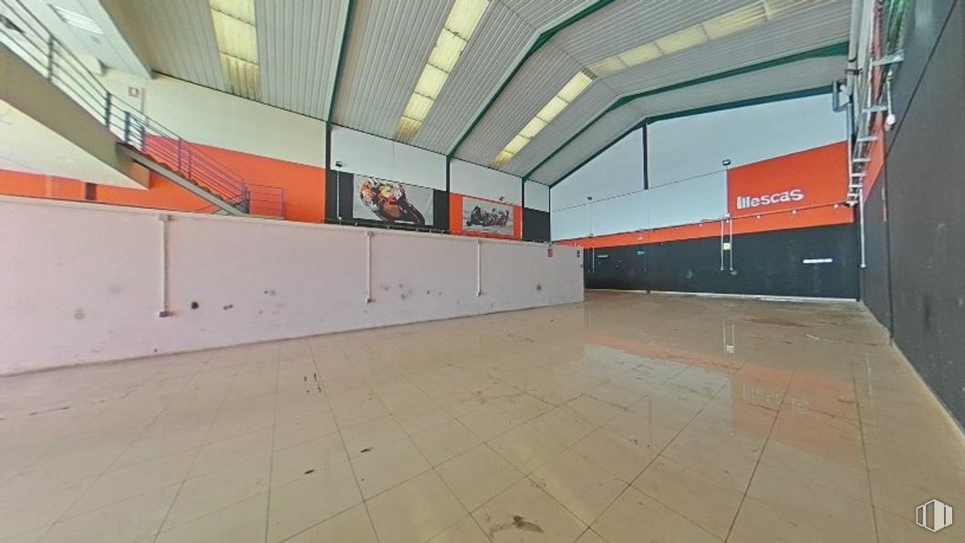 Industrial for sale at Calle Estaño, s/n, Illescas, Toledo, 45200 with building, field house, architecture, flooring, floor, hall, wood, concrete, art and space around