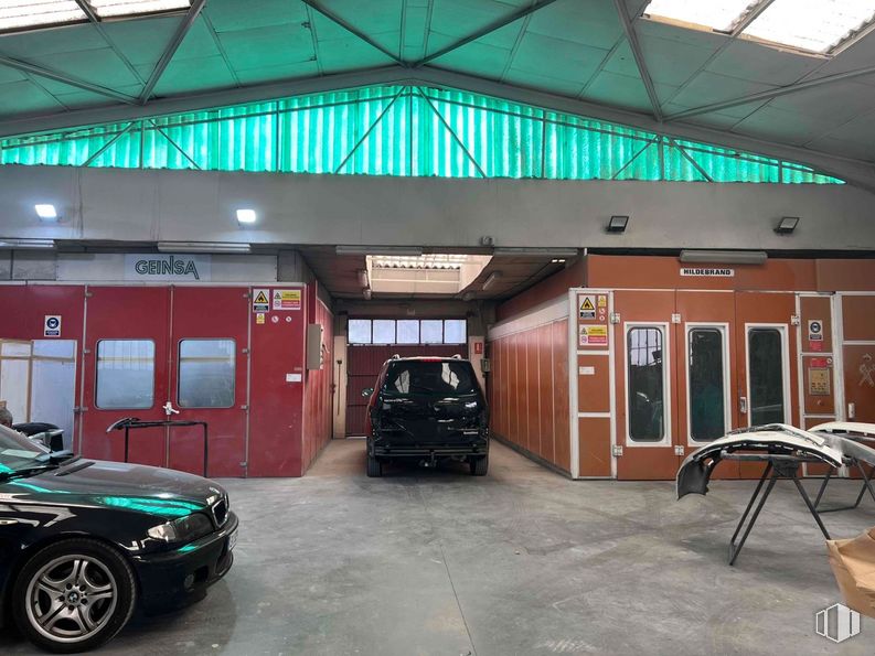 Nave en venta en Polígono Alcobendas, Alcobendas, Madrid, 28108 con coche, neumático, rueda, ventana, luz de estacionamiento, vehículo terrestre, vehículo, iluminación del automóvil, capó y edificio alrededor