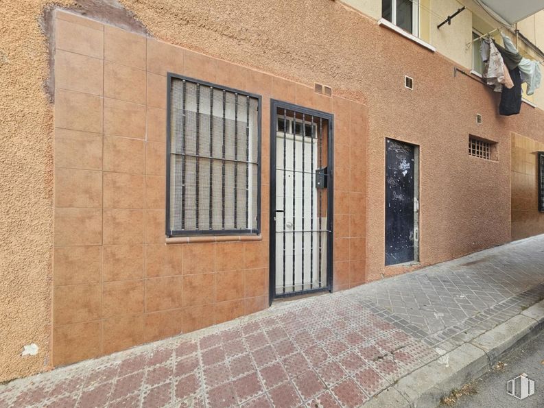 Local en venta en Calle Lardero, Vicálvaro, Madrid, 28032 con ventana, puerta, edificio, madera, albañilería, ladrillo, superficie de la carretera, accesorio, inmobiliario y fachada alrededor