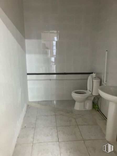 Oficina en venta en Calle Cercedilla, Collado Villalba, Madrid, 28400 con inodoro, fregadero, cuarto de baño, asiento del inodoro, edificio, accesorios de fontanería, interiorismo, suelo, casa y suelos alrededor