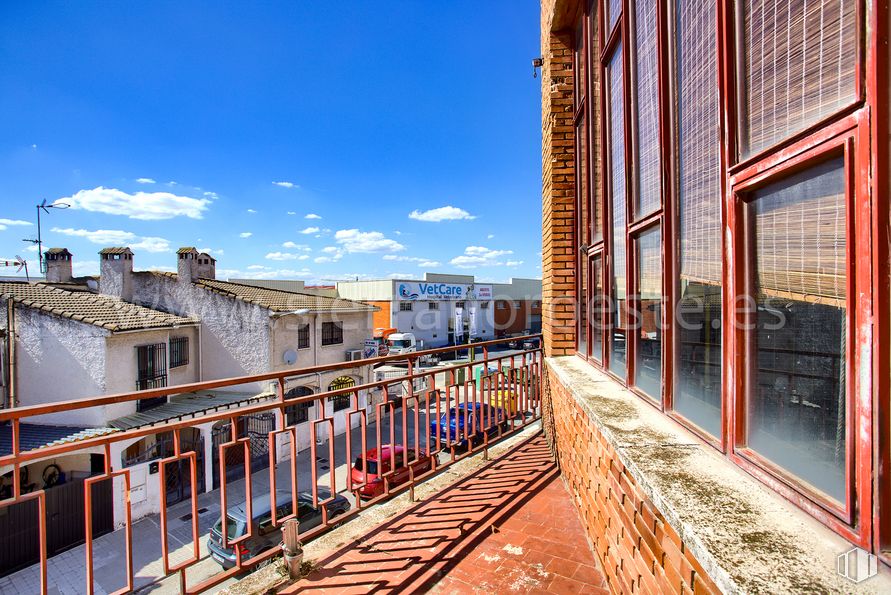 Nave en alquiler y venta en Calle Talamanca, Fuente el Saz de Jarama, Madrid, 28140 con edificio, nube, cielo, día, madera, ventana, ladrillo, valla, diseño urbano y barrio alrededor