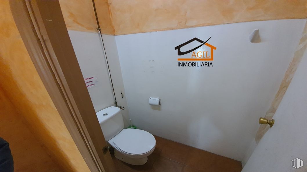 Retail for rent at Avenida Juan Carlos I, Leganés, Madrid, 28912 with toilet, property, plumbing fixture, bathroom, floor, toilet seat, fixture, flooring, plumbing and gas around