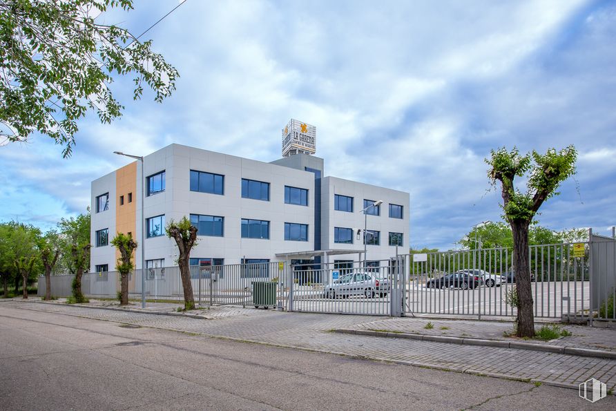 Office for sale at Calle Padre Granda, Alcalá de Henares, Madrid, 28806 with building, cloud, sky, plant, property, tree, urban design, neighbourhood, residential area and road surface around