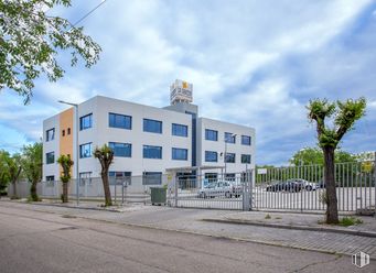 Oficina en venta en Polígono Industrial Mapfre, Alcalá de Henares, Madrid, 28806 con edificio, nube, cielo, planta, propiedad, árbol, diseño urbano, barrio, zona residencial y superficie de la carretera alrededor