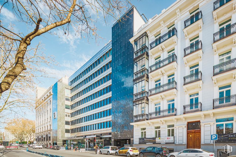 Oficina en alquiler en Edificio Cúspide, Paseo Castellana, 18, Salamanca, Madrid, 28046 con edificio, coche, vehículo terrestre, cielo, rueda, día, neumático, ventana, vehículo y infraestructura alrededor