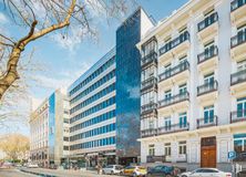 Oficina en alquiler en Edificio Cúspide, Paseo Castellana, 18, Salamanca, Madrid, 28046 con edificio, coche, vehículo terrestre, cielo, rueda, día, neumático, ventana, vehículo y infraestructura alrededor