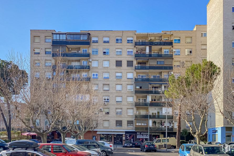 Local en venta en Calle Sierra de Alcubierre, 12, Alcorcón, Madrid, 28923 con edificio, coche, rueda, neumático, cielo, durante el día, propiedad, ventana, vehículo y árbol alrededor