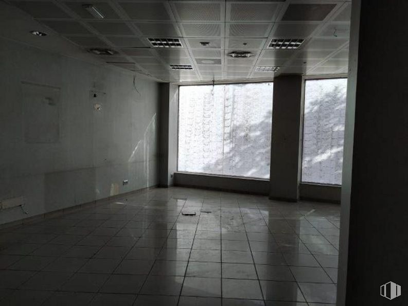 Retail for sale & for rent at Calle Puerto Bonaigua, 1, Torrejón de Ardoz, Madrid, 28850 with window, mirror, building, floor, black-and-white, shade, flooring, fixture, tints and shades and house around